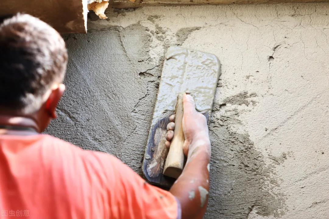 لماذا تظهر تشققات في جدار الملاط الأسمنتي الملصق